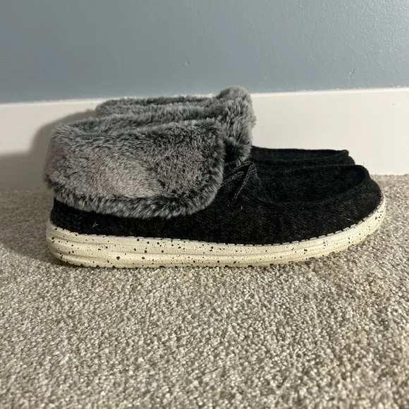 đź’™HEYDUDE Wendy Britt Wool Folded Shoe size: 9 - Picture 1 of 12